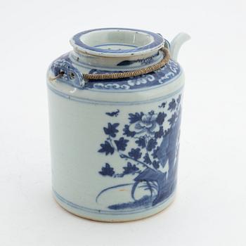 Tekanna med lock och koppar, 2 st, porslin, Kina, 1800-tal resp 1900-tal.