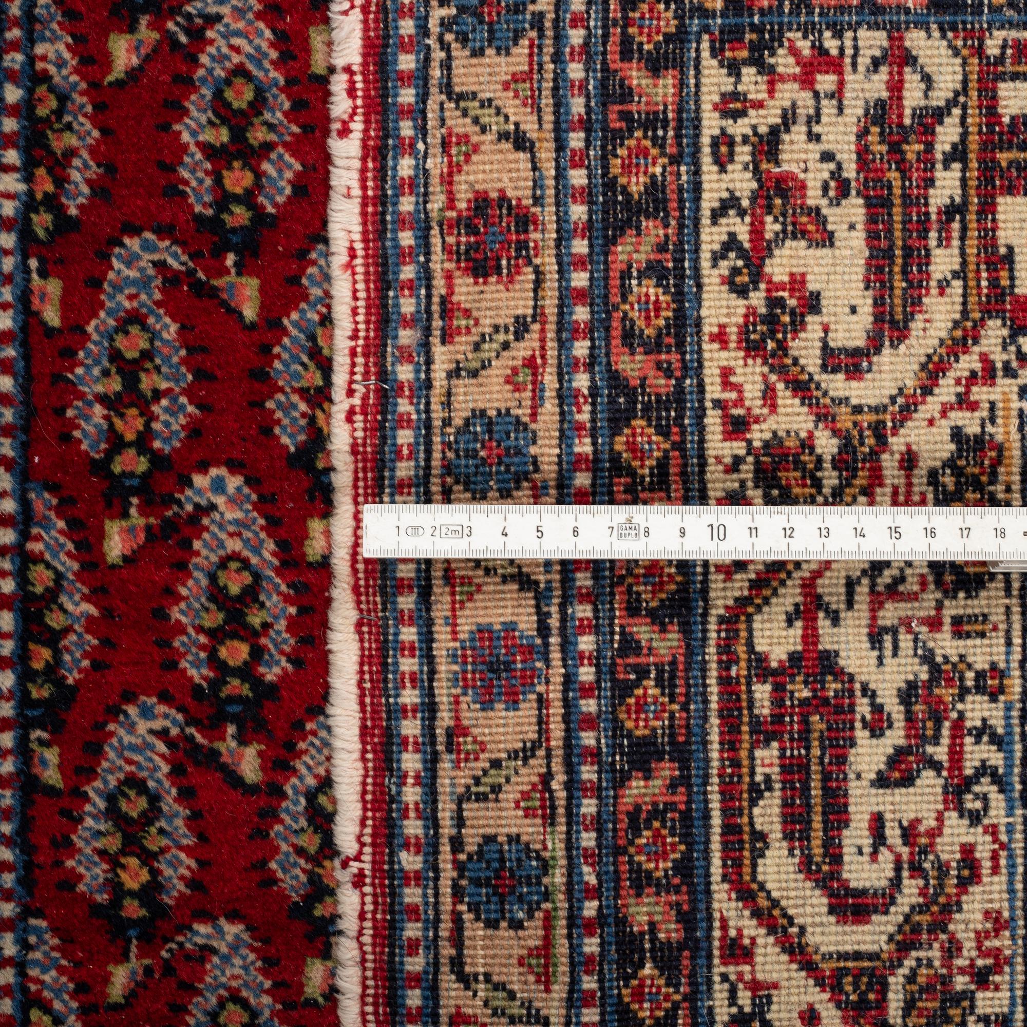 A rug, a semi-antique Oriental with Serabend patterns, ca 197,5-199 x 133,5-135,5 cm.