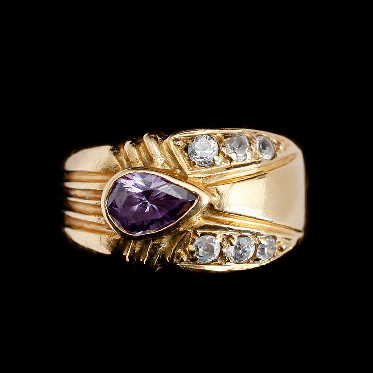 RING, 18 k guld med ametist och vita stenar. Vikt ca 5 gram.