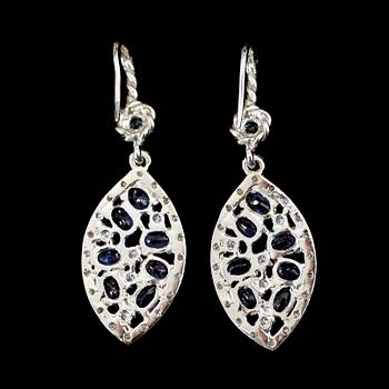 ÖRHÄNGEN, 1 par, 14 k vitguld, tanzaniter ca 2.50 ct, blå och vita diamanter tot ca 1.0 ct.