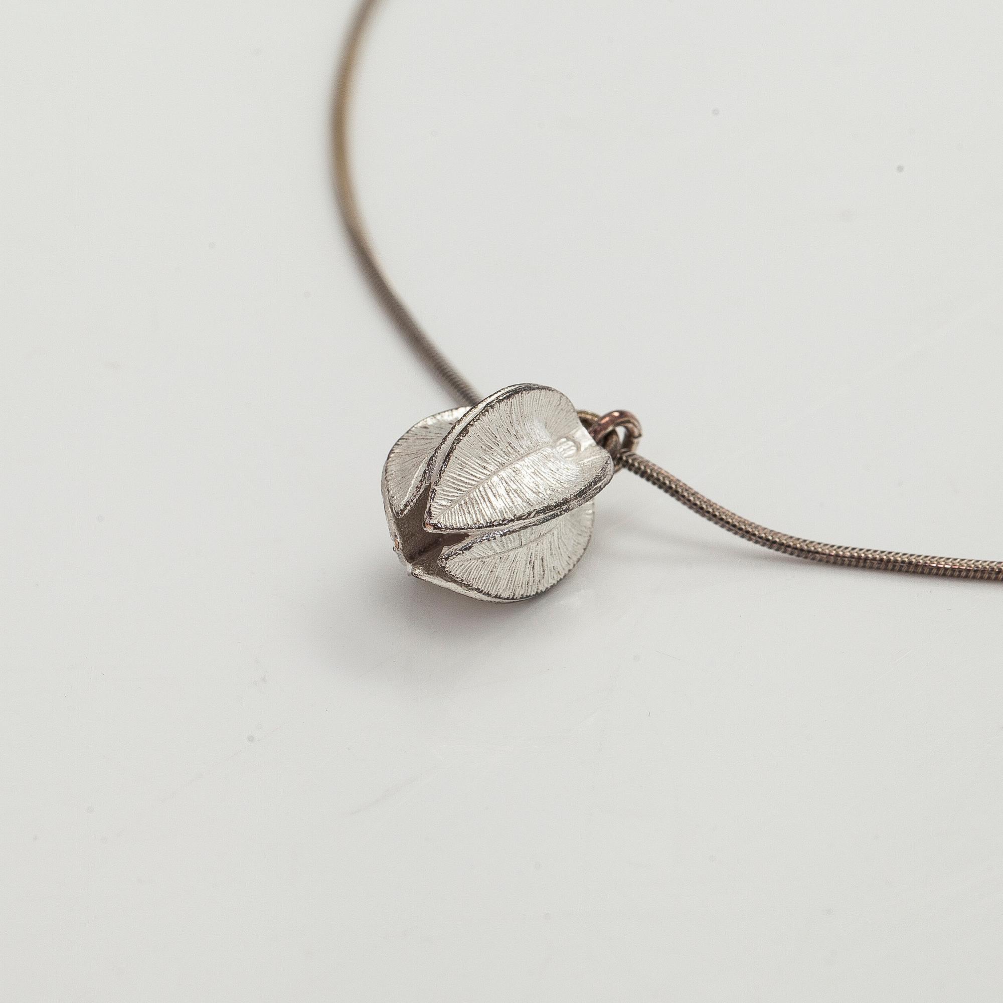 Marja Suna, rintakorut ja riipus, ”Lumikukka”, hopeaa, Kalevala Koru.