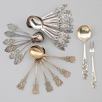 KAFFESKEDAR, 25 delar (6+6+12+2), silver, norska och svenska stämplar, 1800-/1900-tal. Vikt ca 250 gram.