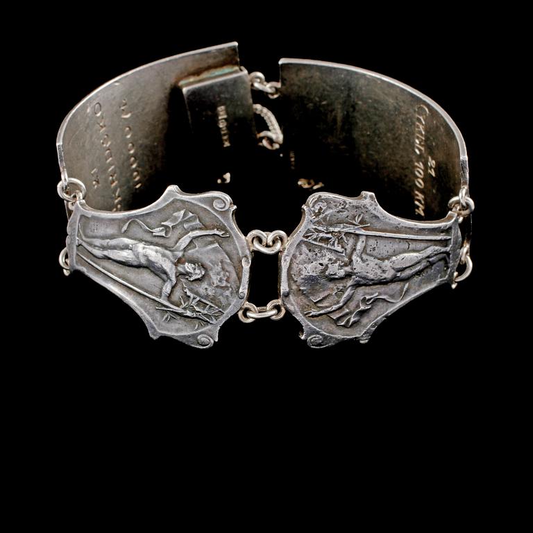 ARMBAND, silver, CG Hallberg, Stockholm, 1920-tal. Vikt 54,4 g.