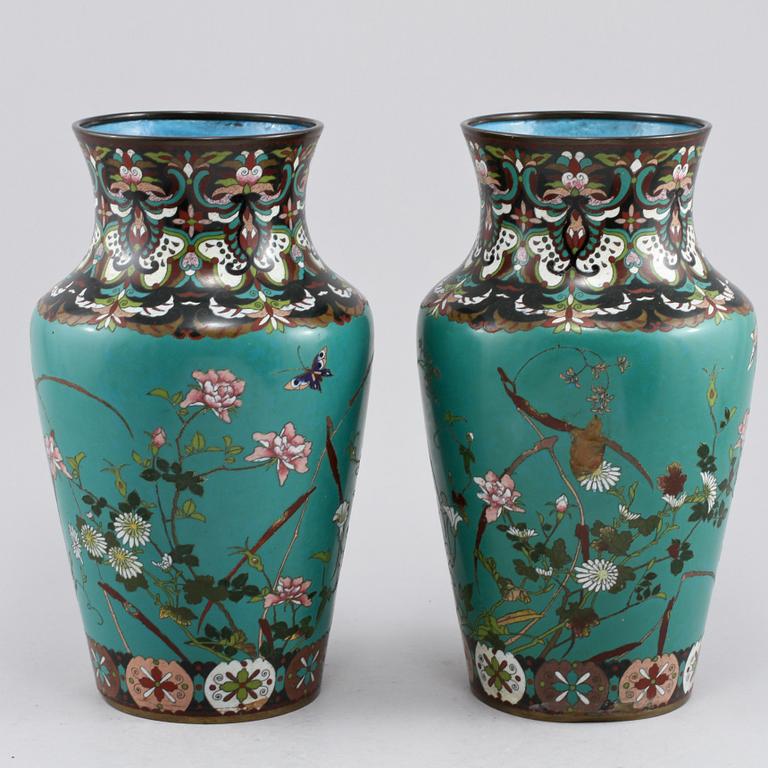 VASER, ett par, cloisonné, 1900-tal.