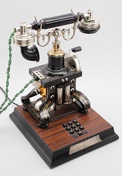 BORDSTELEFON, jubileumsmodell efter "Taxen", LM Ericsson, 1900-talets senare del.