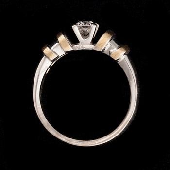 RING, 14K vitguld, diamant. Laatukoru 2000. Vikt ca 8,6 g.