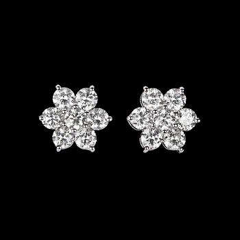 1038. A pair of brilliant cut diamond cluster earrings, tot. 2.58 cts.