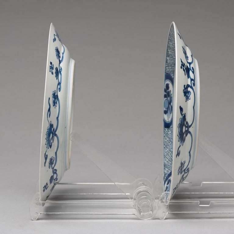 A pair of blue and white Rotterdam plates, Qing dynasty, Kangxi (1662-1722).