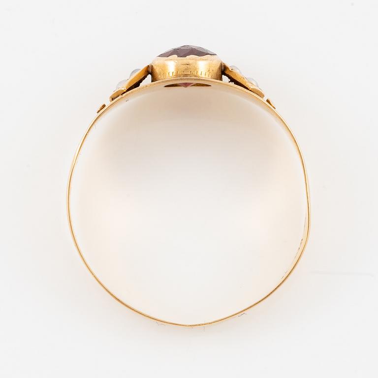 Ring, 18K gold with small pearls and red stone.