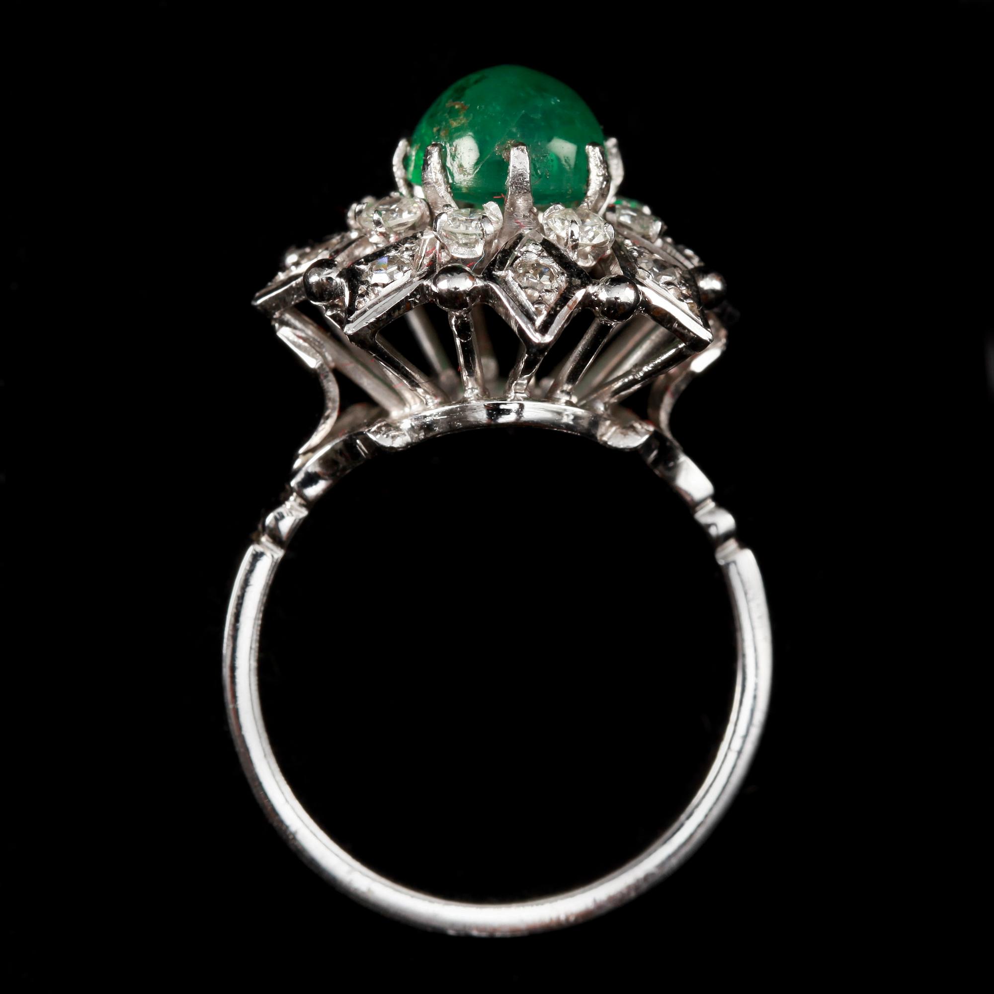 RING, 18k vitguld med briljanter tot ca 0,8 ct samt cabochonslipad grön smaragd. Vikt tot 7,1 g.