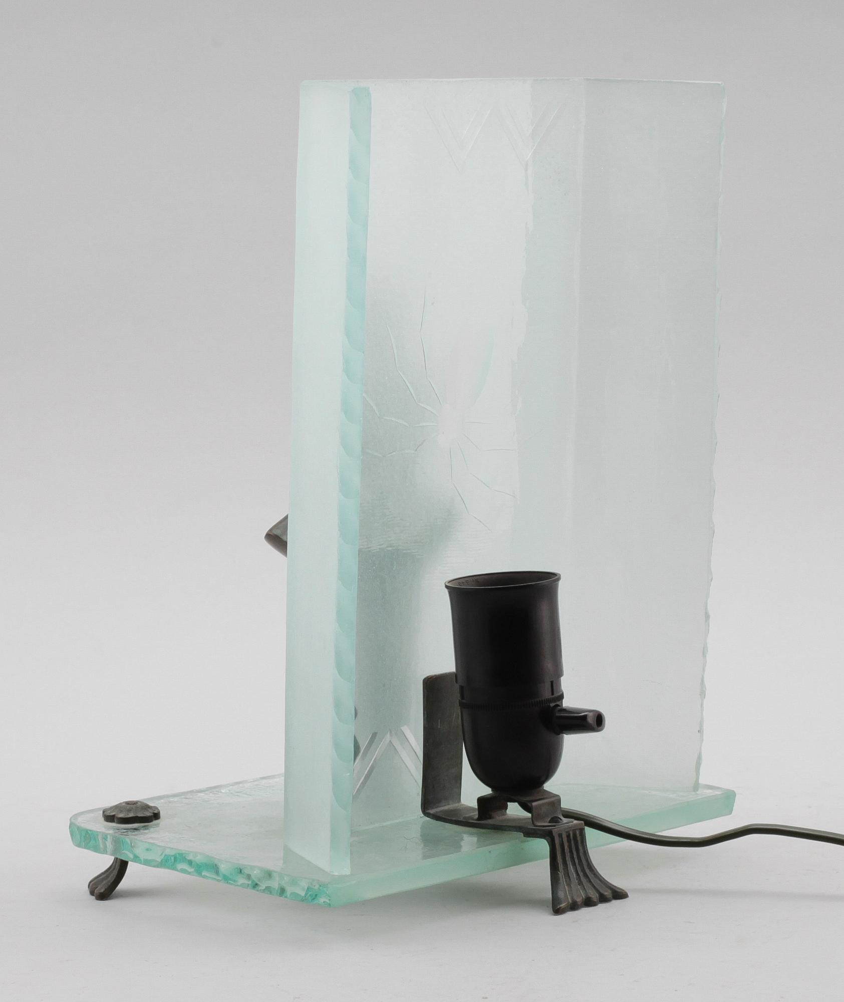 BORDSLAMPA, råglas och patinerad brons, art déco.