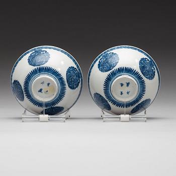 A pair of blue and white bowls, Qing dynasty with Xuandes four character mark.