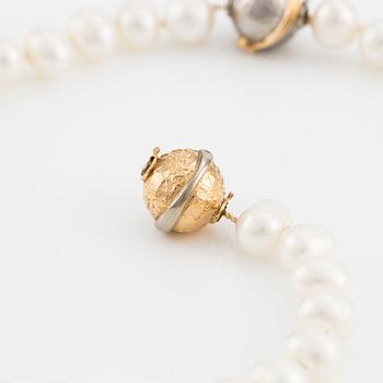 Pearl necklace, 3 pieces, cultured pearls, 3 clasps, Per Borup, 18K gold with small brilliant-cut diamonds.