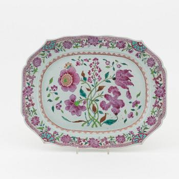 A famille rose serving dish, Qing dynasty, Qianlong (1736-95).