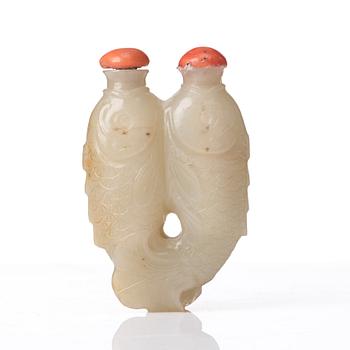 A nephrite double fish snuff bottle with stoppers, Qing dynasty (1664-1912).