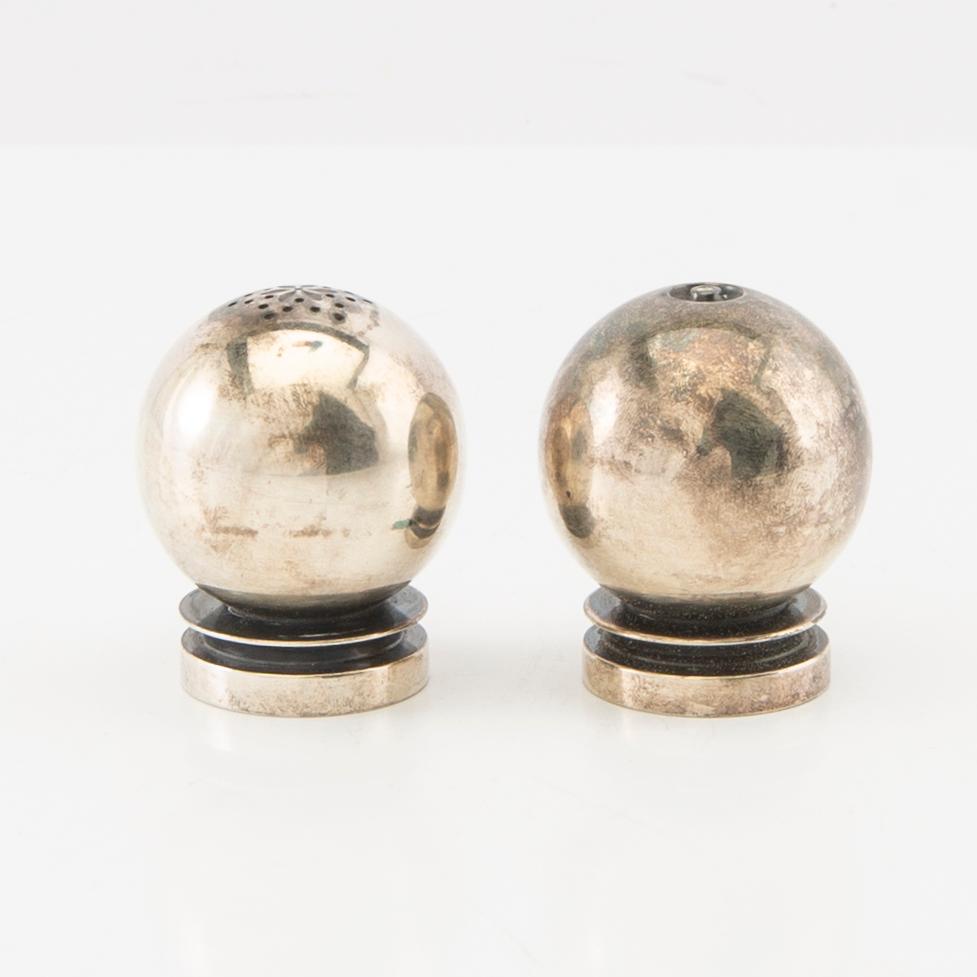 Harald Nielsen, salt- och pepparkar silver "Pyramid" nr 632 för Georg Jensen Danmark.