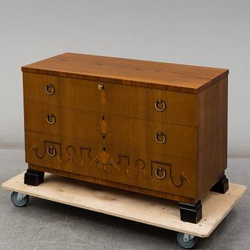 A 1930's chest of drawers.