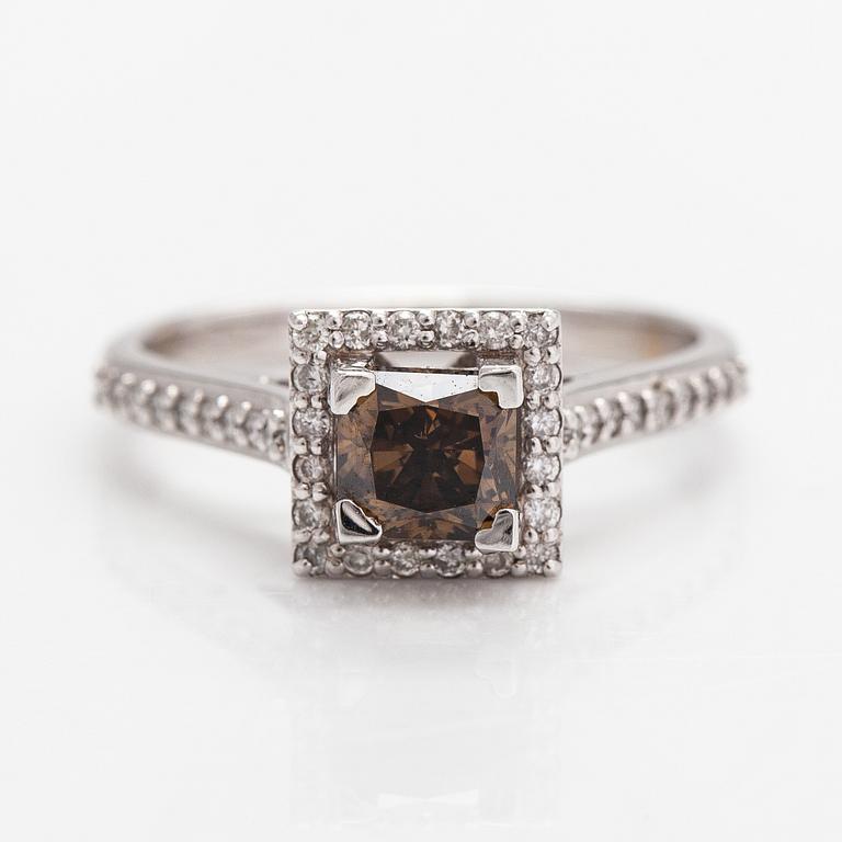 A 14K whitegold ring with diamonds ca. 1.32 ct in total. With AIG certificate.