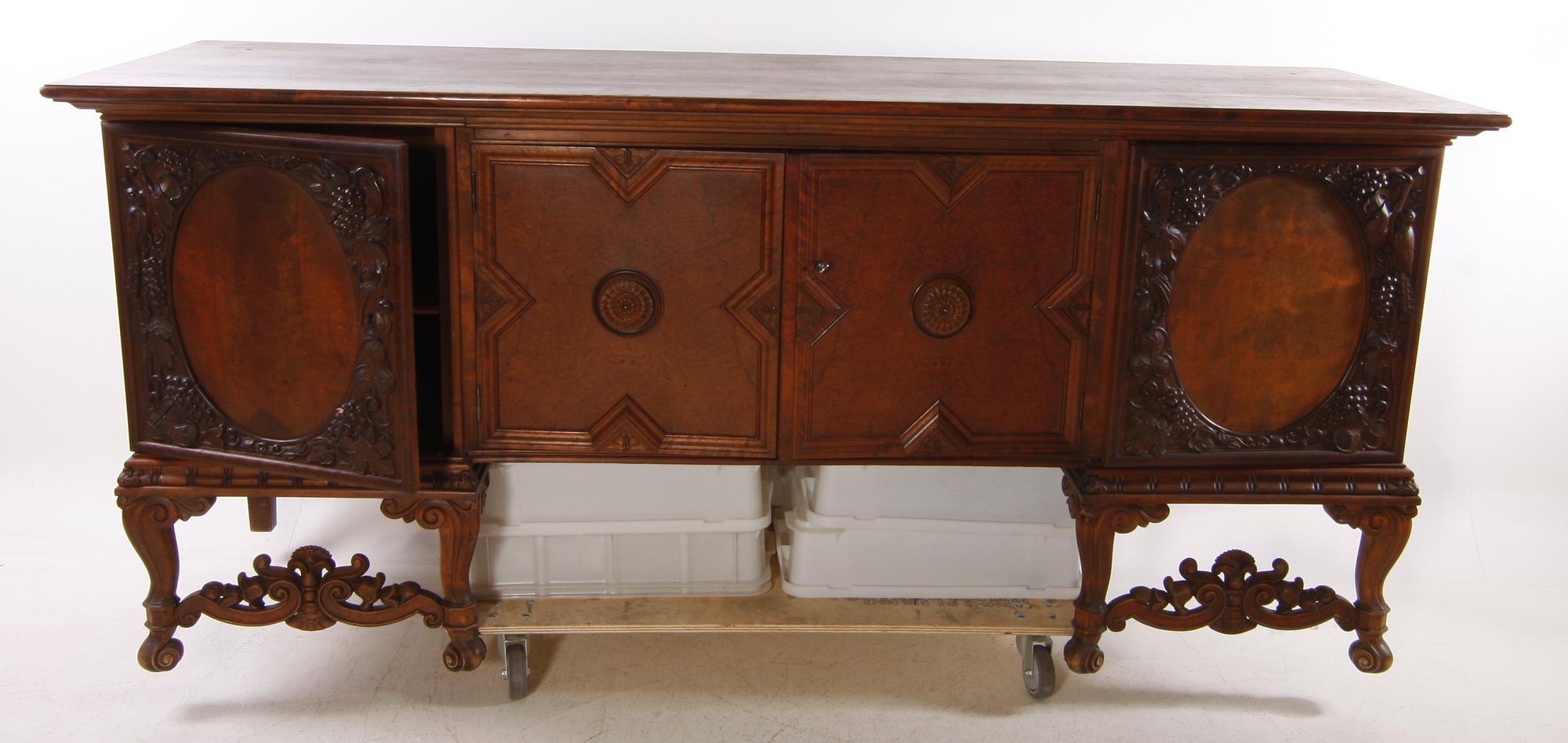 SIDEBOARD. Barockstil.