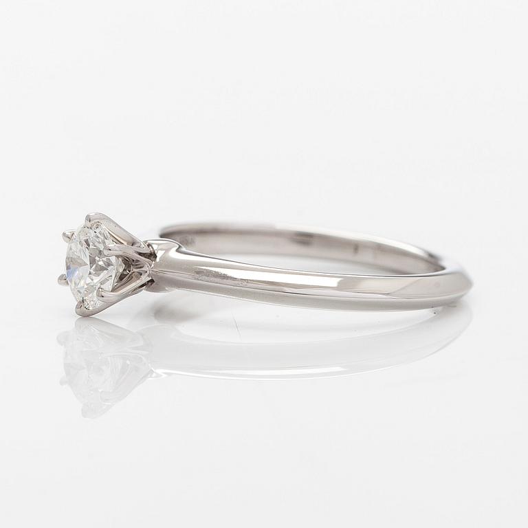 Tiffany & Co, a platinum ring with a brilliant-cut diamond 0.48 ct. With certificate.