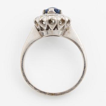 Ring, carmosemodell, 18K vitguld med safir och briljantslipade diamanter.