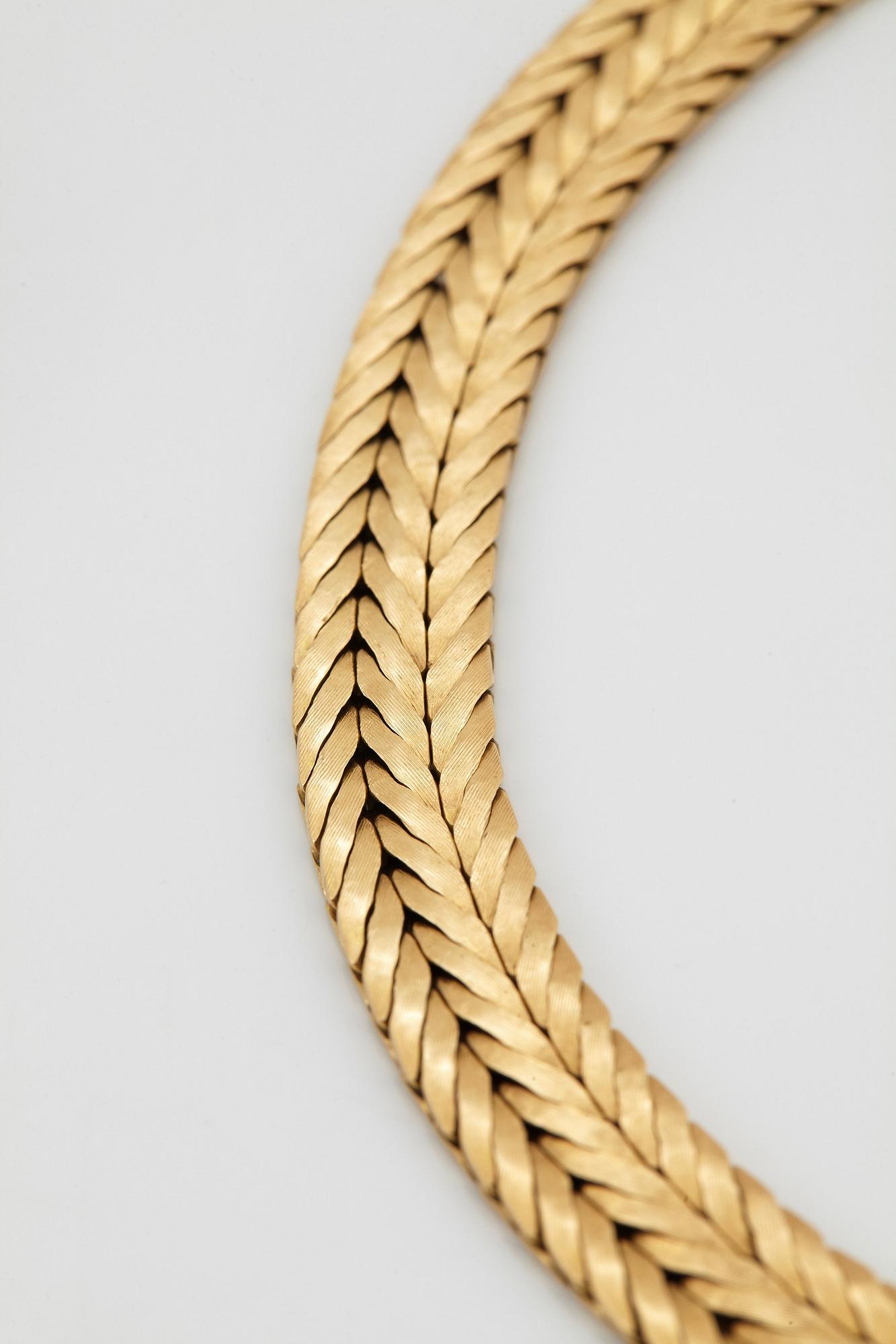 An 18K gold necklace.