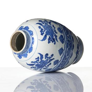 Urna, porslin. Qingdynastin, Kangxi (1662-1722).