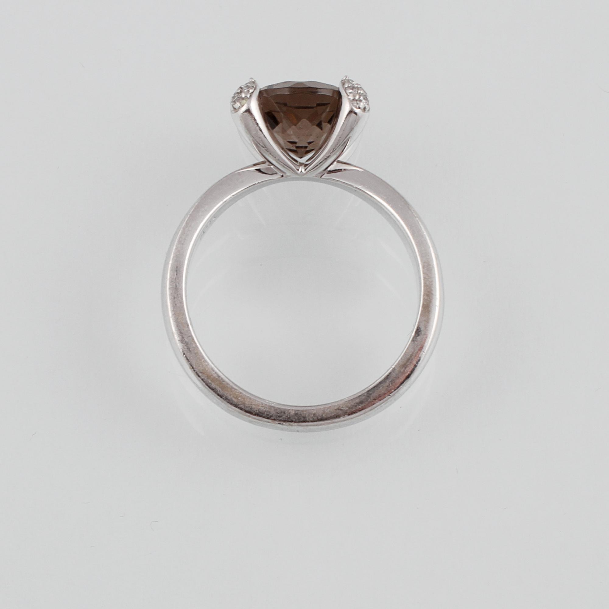 RING, 18K vitguld med briljantslipad rökkvarts samt 16 briljantslipade diamanter.  Vikt 8,4 g.