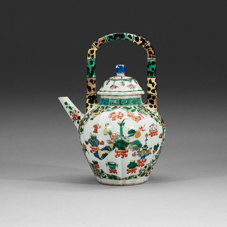 A famille verte tea pot, Qing dynastin, Kangxi (1662-1722).