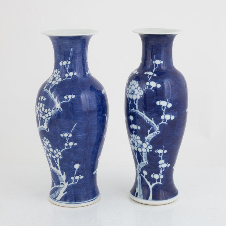 Two similar Chinese blue and white porcelain vases, late Qing dynasty/20th century.