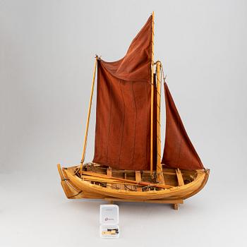Båtmodell, robåt från Fjällbacka, signerad "Peter Schmidt 2009".