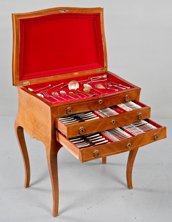 BESTICKSERVIS, 176 delar, silver, total vikt ca 9520 g samt SCHATULL, omkring 1900-talets mitt.