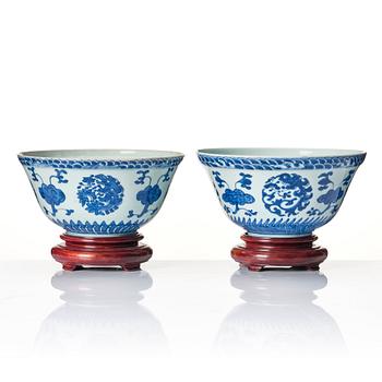 A matched pair of blue and white bowls, Qing dynasty, 19th century.