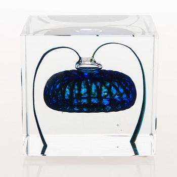 OIVA TOIKKA,  An annual glass cube, signed Oiva Toikka Nuutajärvi, Sampo-Yhtiöt.