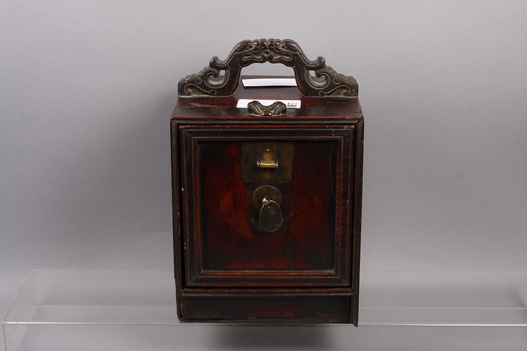 MINIATYRBYRÅ. Kina. 1800/1900-tal.