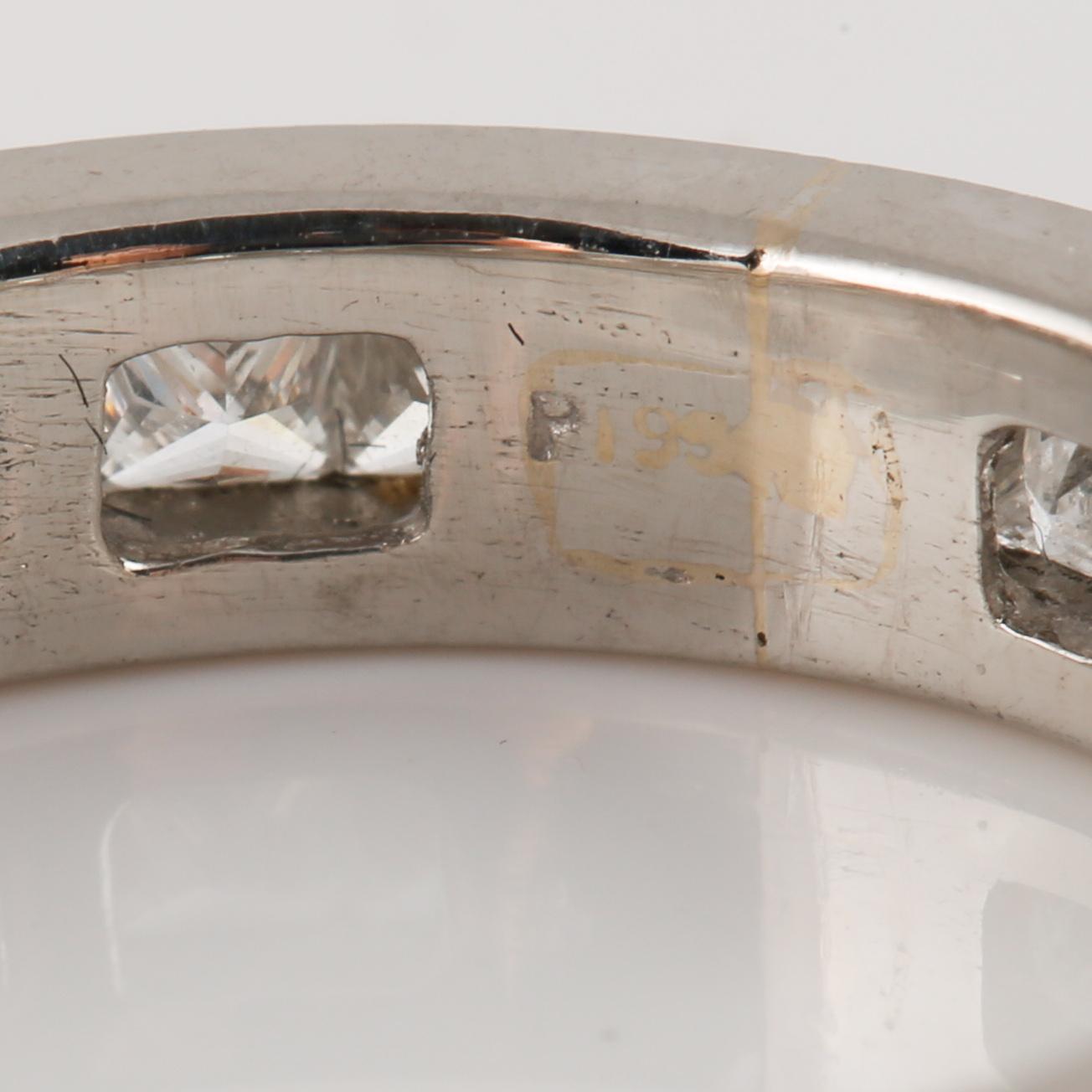 RING, platina med prinsesslipade diamanter ca 2.50 ct. Vikt 5,4 gram.