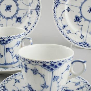 24 pieces of Musselmalet porcelain, made by Royal Copenhagen, 20th  century.