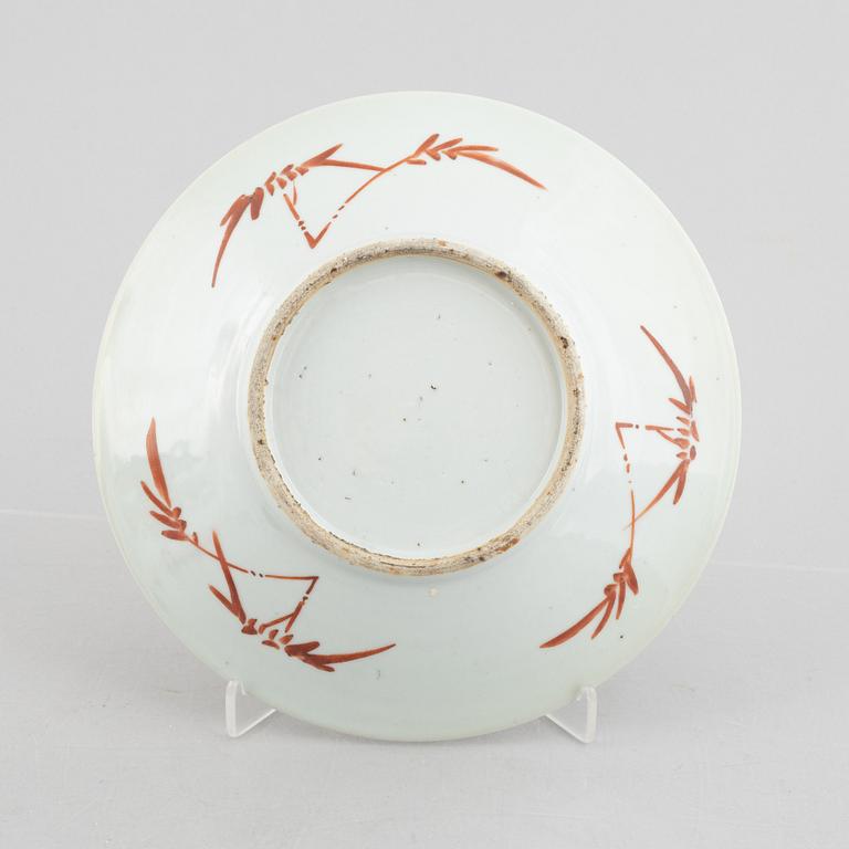 A Chinese porcelain dish, early 20th century.
