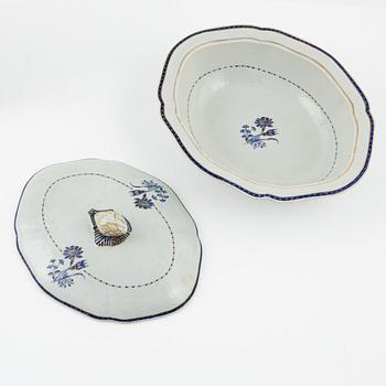 Skålfat samt karott med lock, porslin, Kina,  Qingdynastin, Jiaqing (1796-1820).