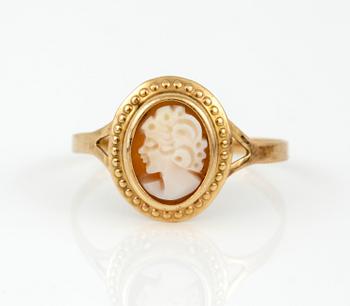 HÄNGE, ÖRHÄNGEN samt RING, Kamé samt 18 k guld. Omkring 1900-talets mitt. Vikt ca 13 gram.