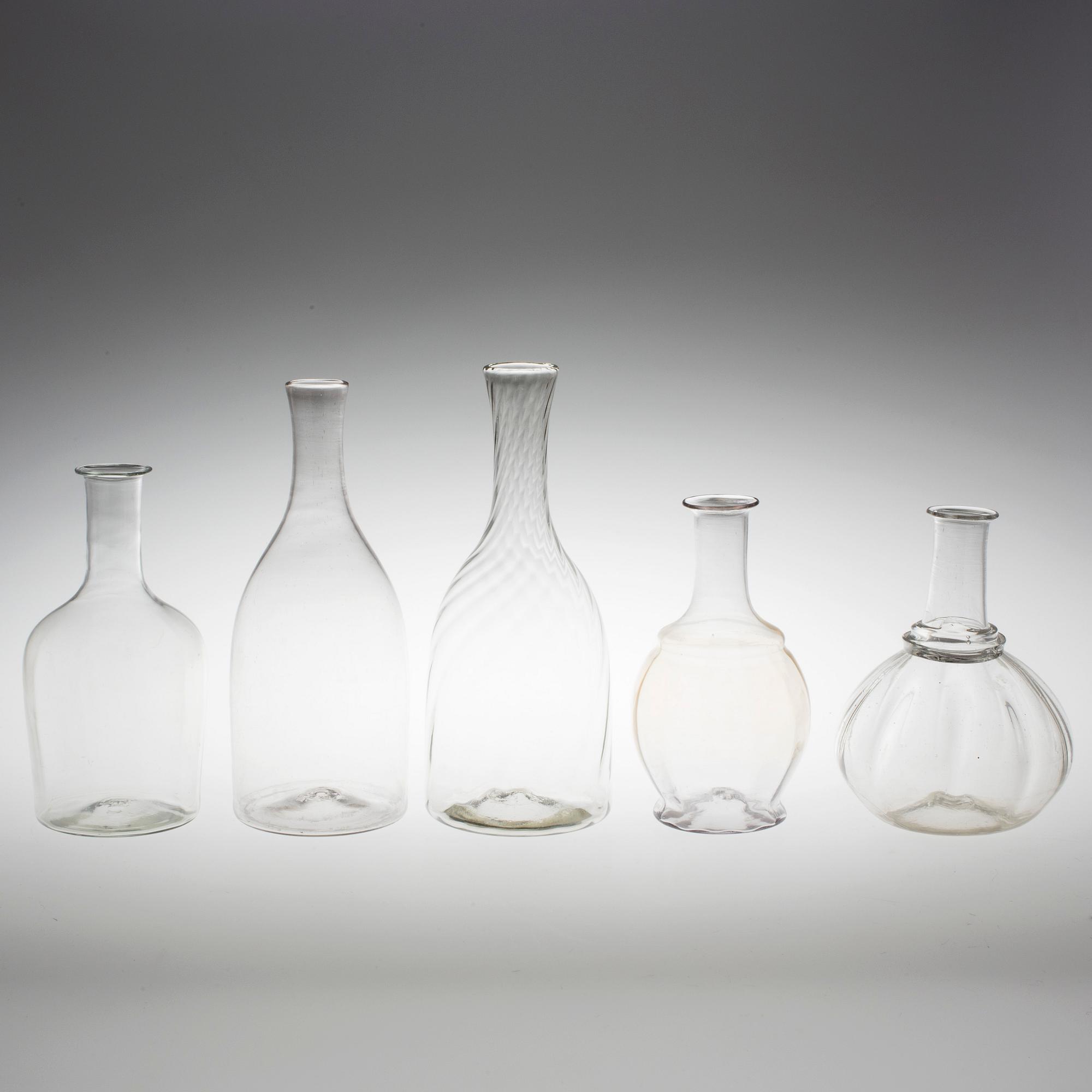 KARAFFER 5 st, glas. Mestadels 1800-tal.