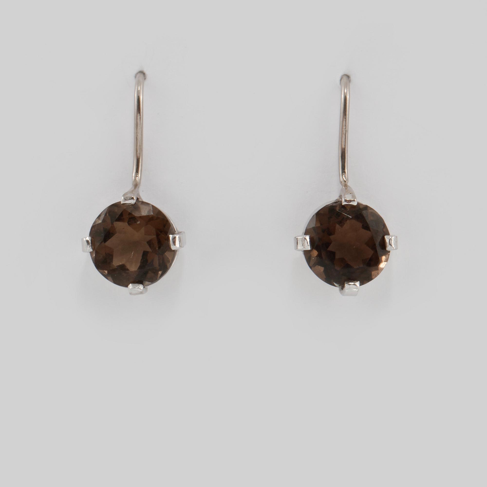 ÖRHÄNGEN, 18K vitguld med fasettslipad rökkvarts. Vikt 3,7 gram.