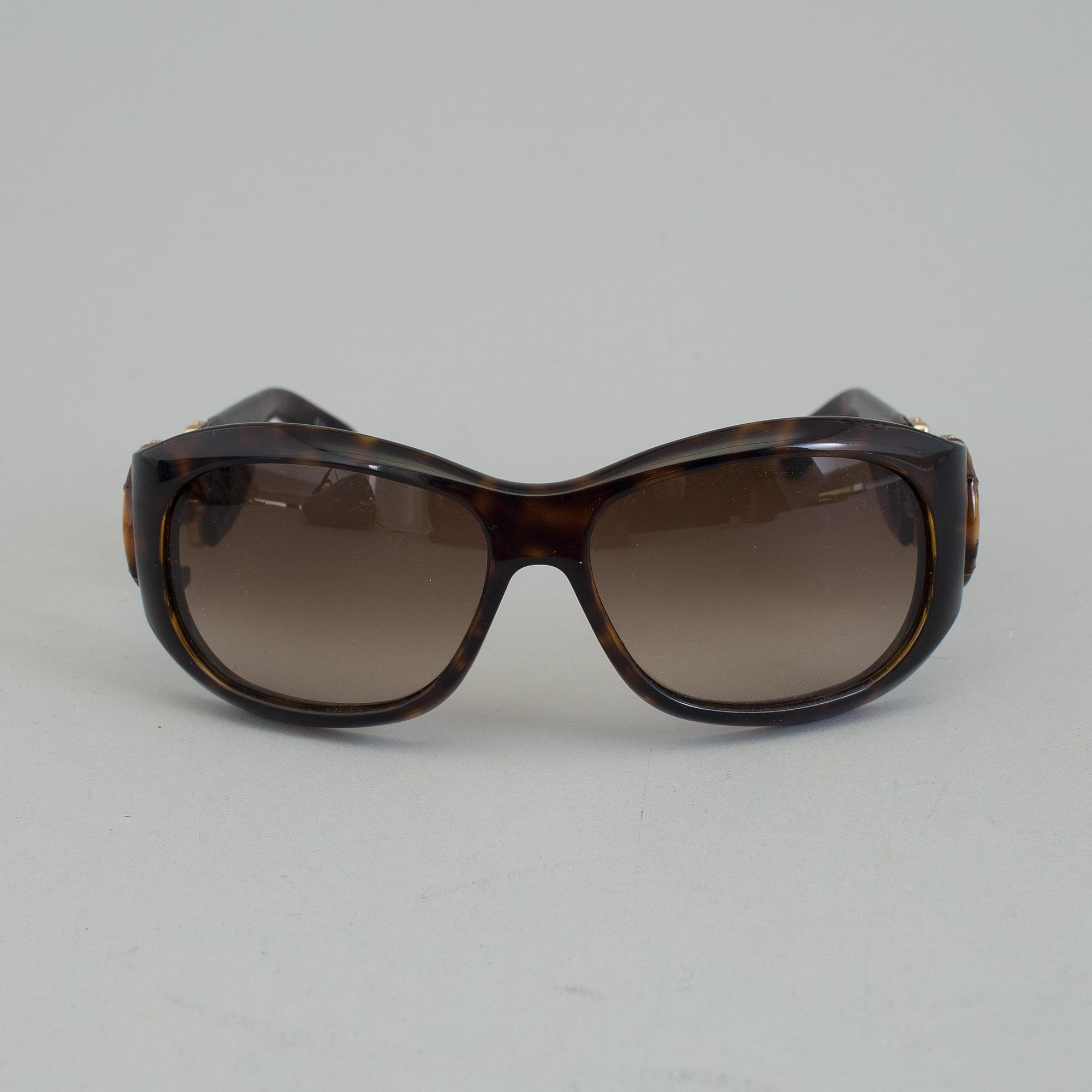 A pair of Gucci GG2970/S sunglasses with case.