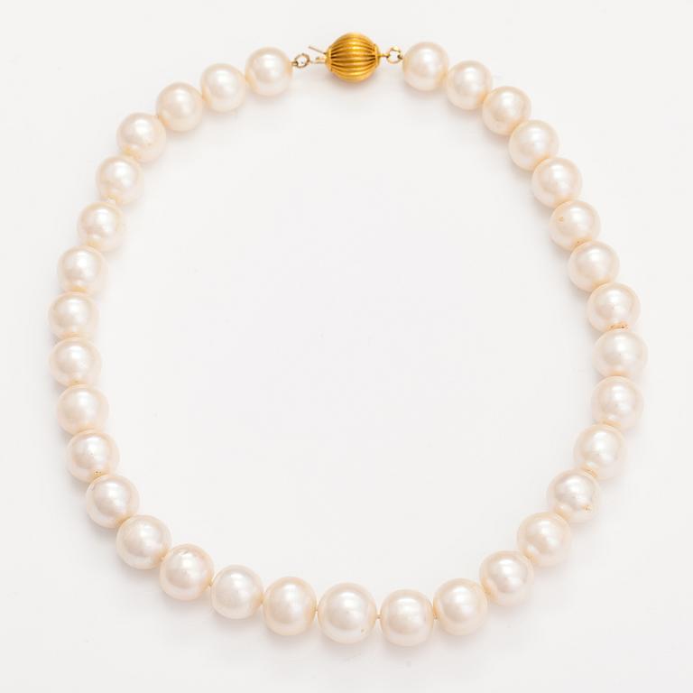 HELMINAUHA ja -RANNEKORU, viljellyt helmet ja metallia.