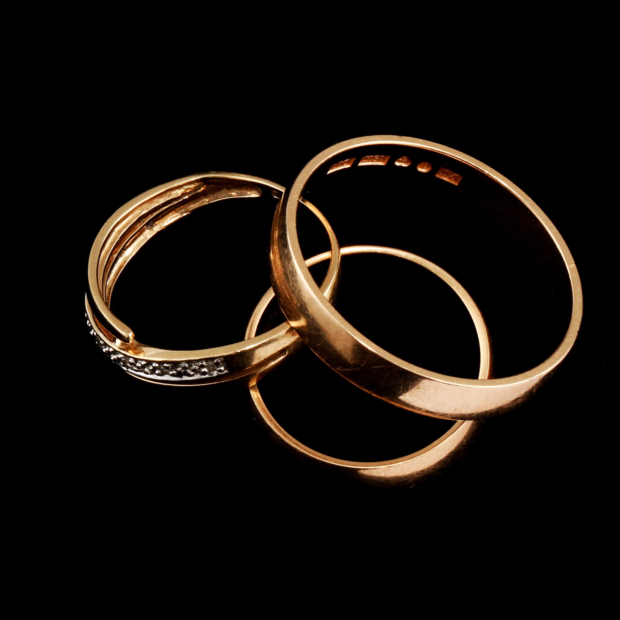 RING, 3 st, 18k guld, delvis Flemming Uziel, Helsingborg, 1988. Total vikt 12 g.