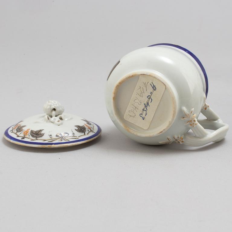 CREMEKOPPAR, 7 st, kompaniporslin, Kina omkring år 1800.