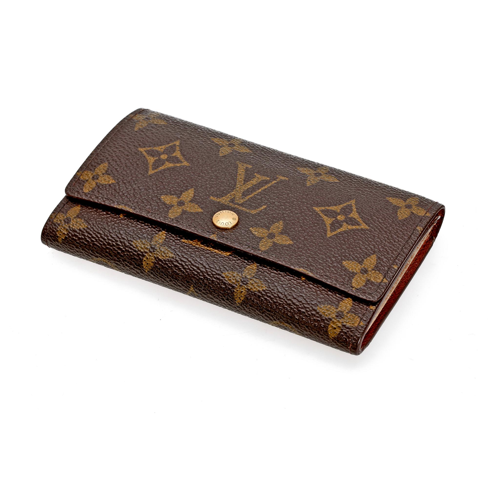 A monogam canvas purse by Louis Vuitton, model "M61735".