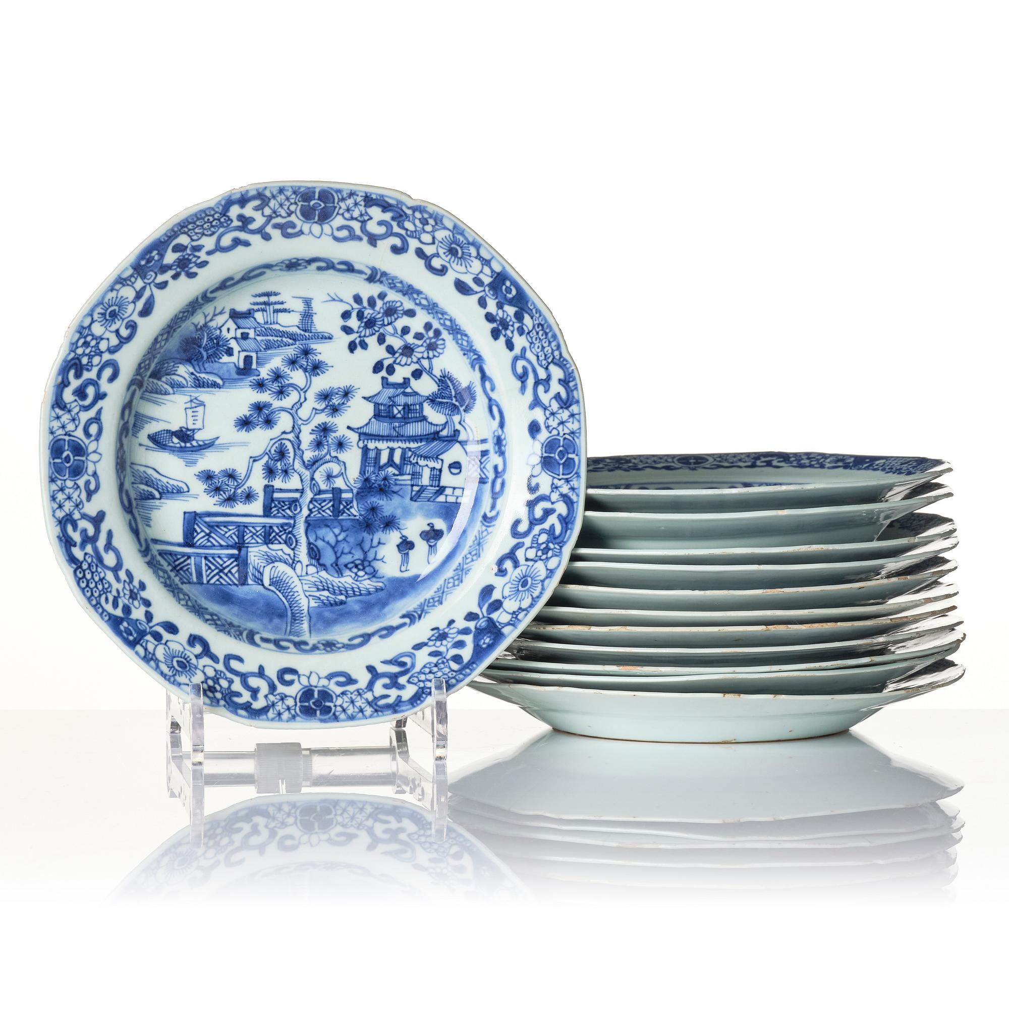 A Chinese blue and white porcelain service, 16 pieces, Qing dynasty, Qianlong (1736-95).