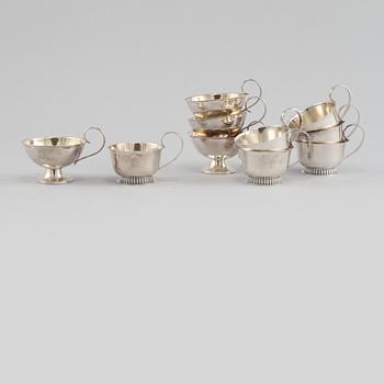 PUNCHMUGGAR, 6 + 4 st, silver, Carlson K & E, Göteborg, omkring 1950, vikt 356 g.