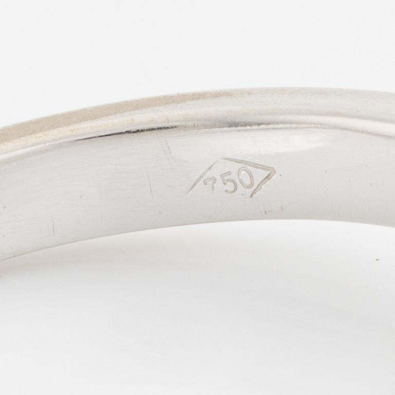 An 18K white gold ring set with a round brilliant-cut diamond.